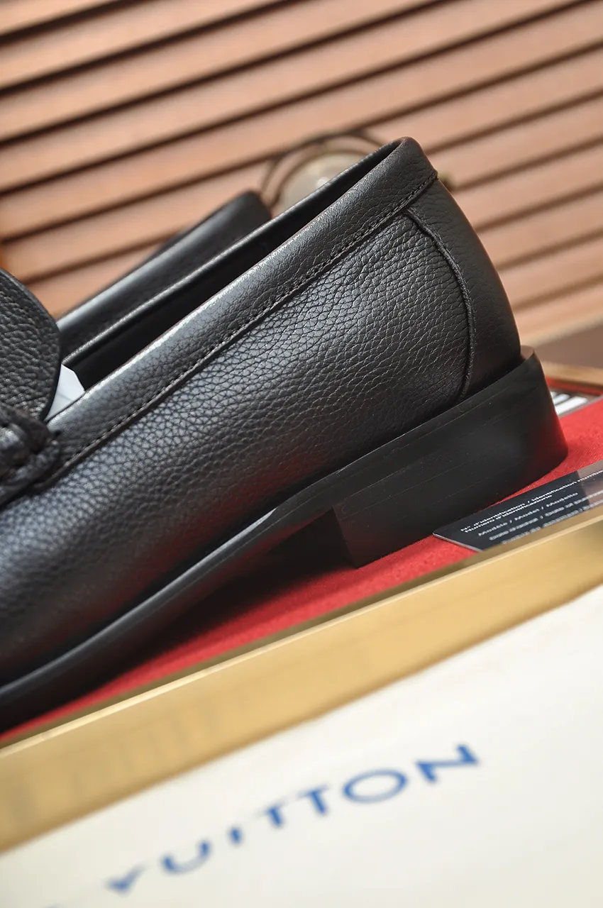 Men's men's shoes 💰520💶 [LV] (original single cowhide lining) 🍀LV's latest genuine leather business suit shoes are launched simultaneously on the official website. The first-layer cowhide imported from Italy is made of heavy gold, 💥official website 1:1 rubber outsole. Versatile to wear, high-end without losing class, and the color combination is extraordinary. This four-season style is alluring when worn on your feet, showing off your big-name flair. Standard code 38-45 (45 customized)